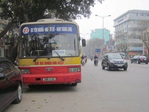 Chiếc xe buýt đã bị công an phường Láng Hạ tạm giữ
